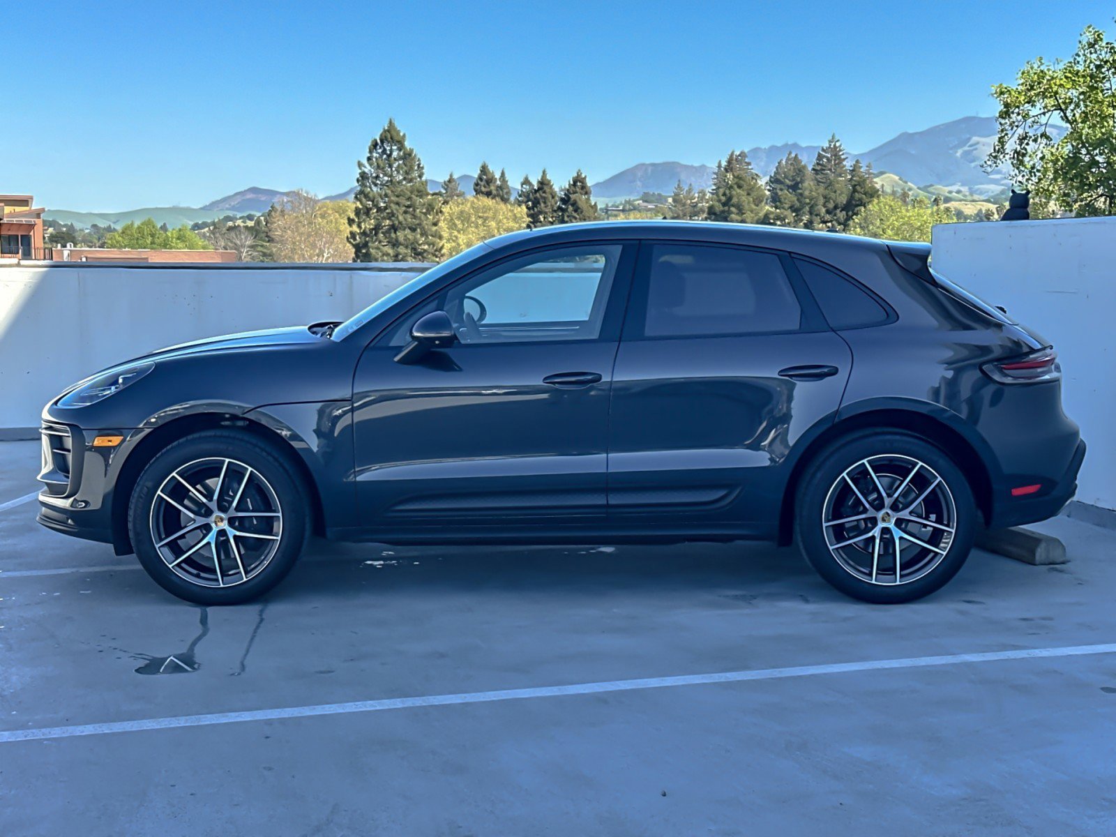 Certified 2025 Porsche Macan image 2