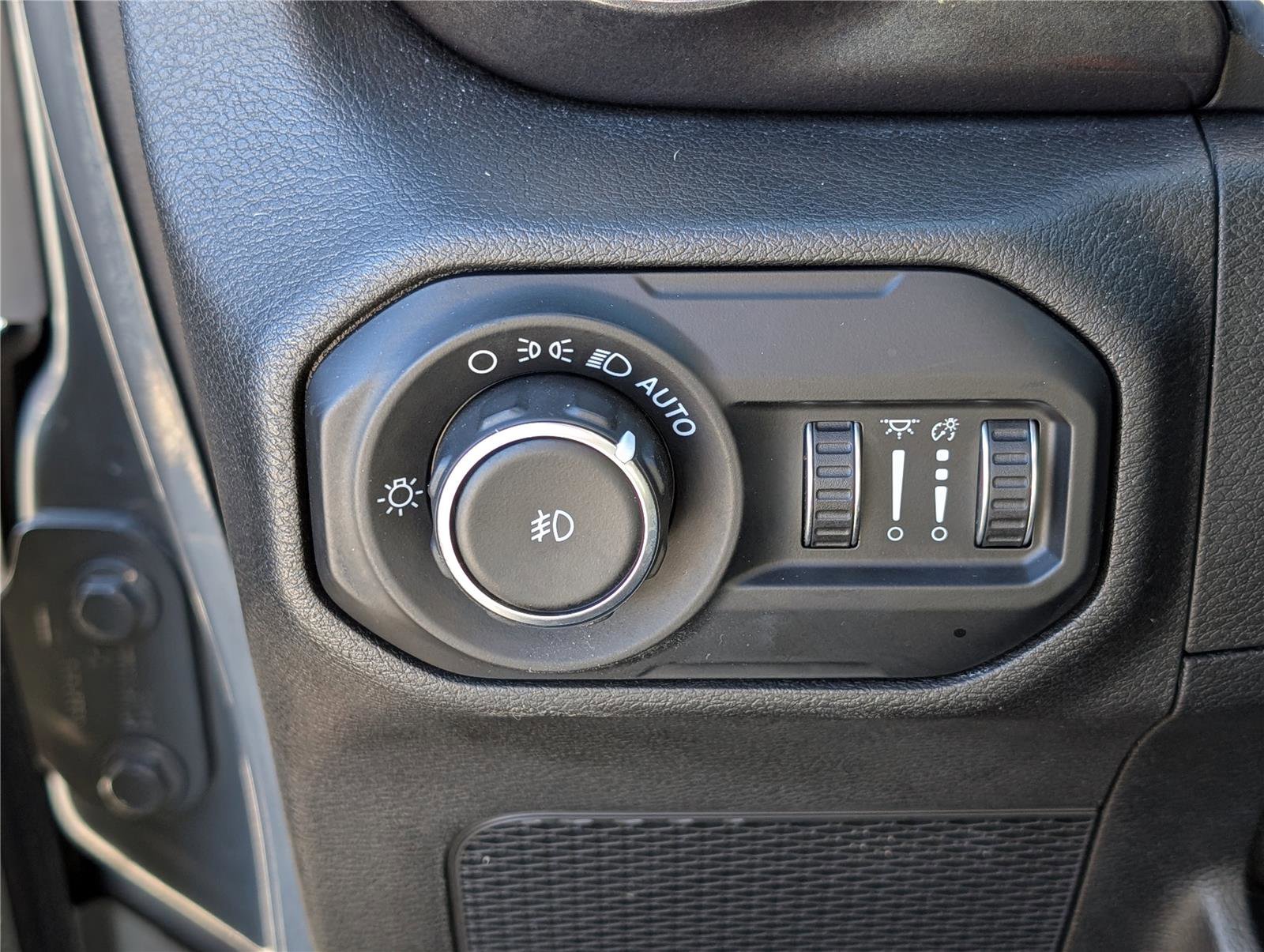 Used 2020 Jeep Wrangler Unlimited Sahara image 20