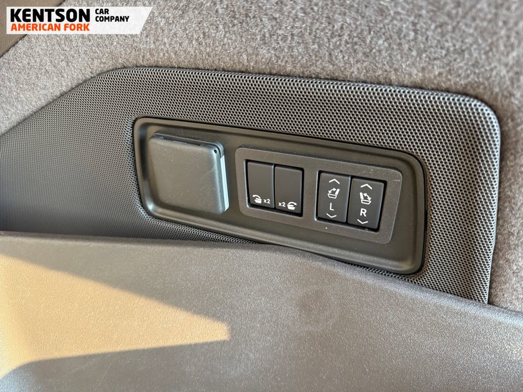 Used 2025 Cadillac Escalade Premium Luxury image 45