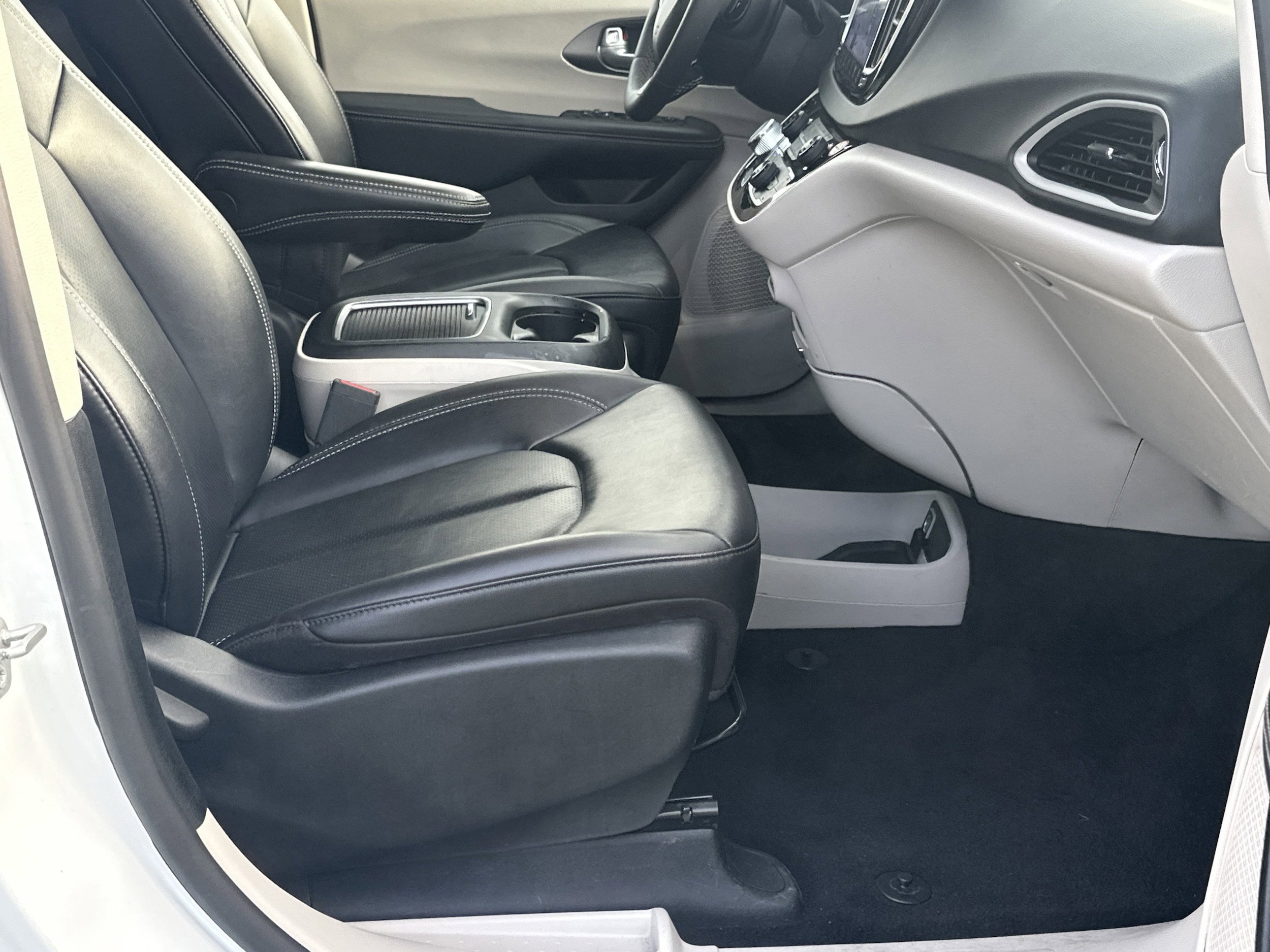 Used 2024 Chrysler Pacifica Touring-L FWD image 13