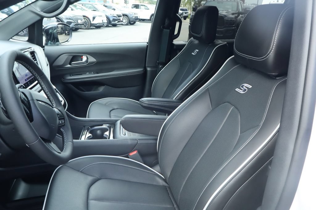New 2027 Chrysler Pacifica Limited AWD/4WD image 16