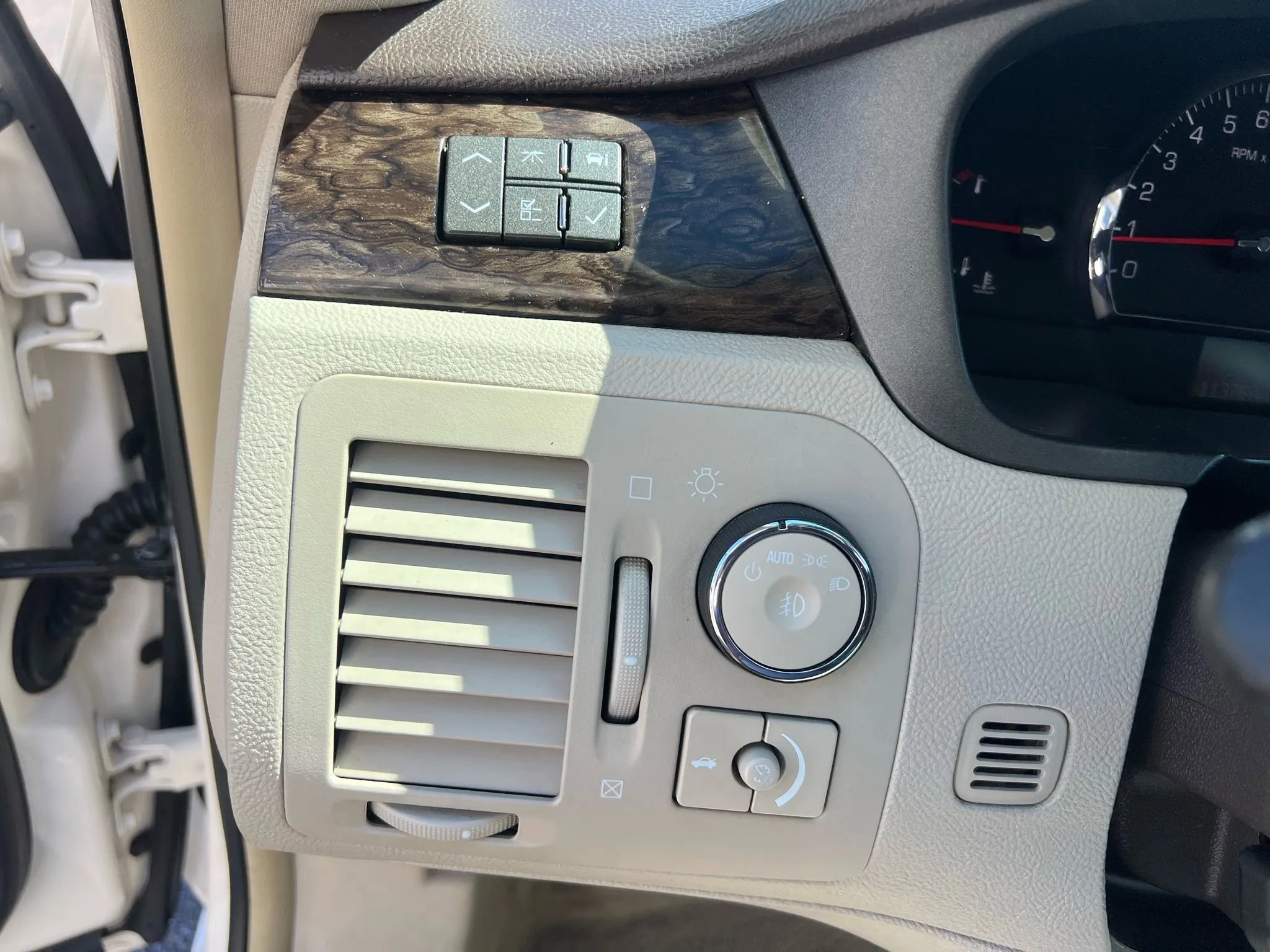 Used 2009 Cadillac DTS w/ Trunk Convenience Package FWD image 45