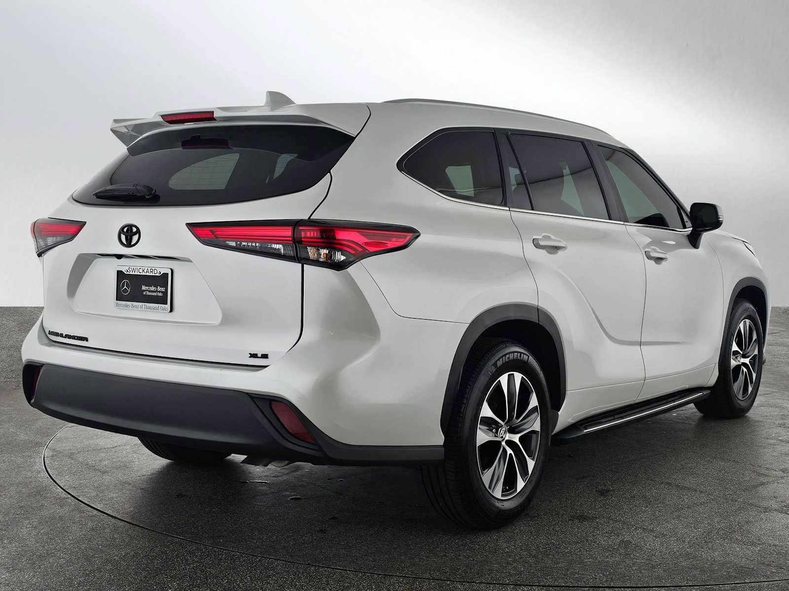 Used 2023 Toyota Highlander XLE image 3