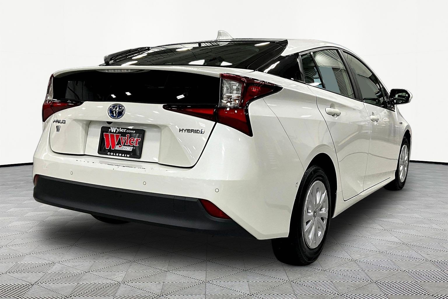 Used 2020 Toyota Prius LE image 6