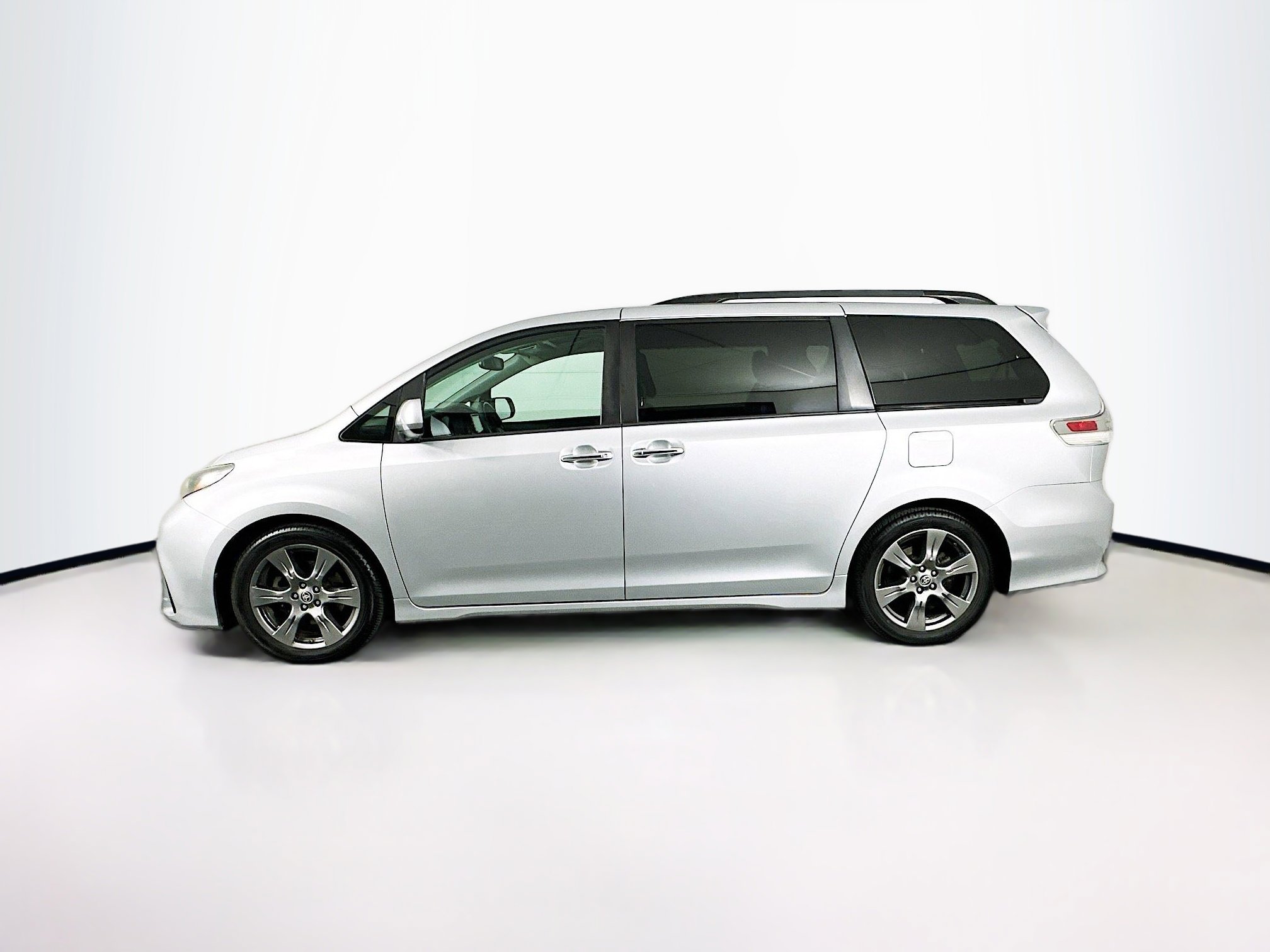 Used 2020 Toyota Sienna SE w/ SE Preferred Package image 4