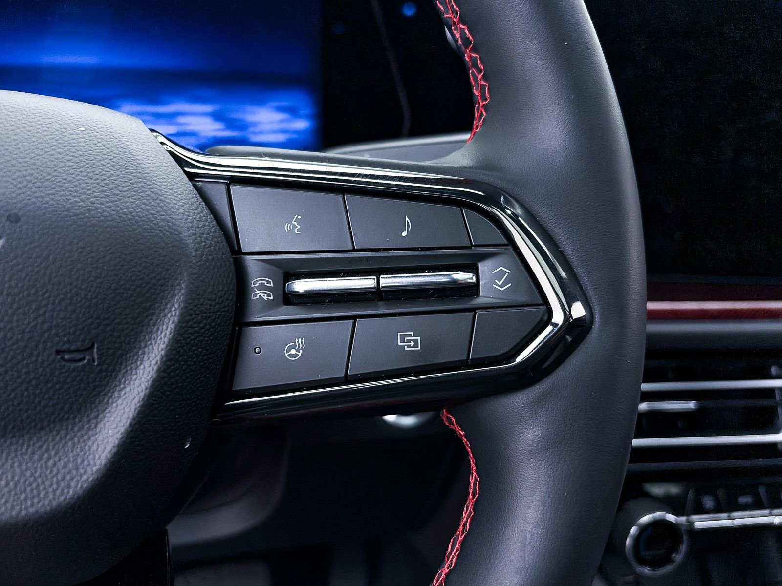 Used 2024 Chevrolet Traverse RS image 34