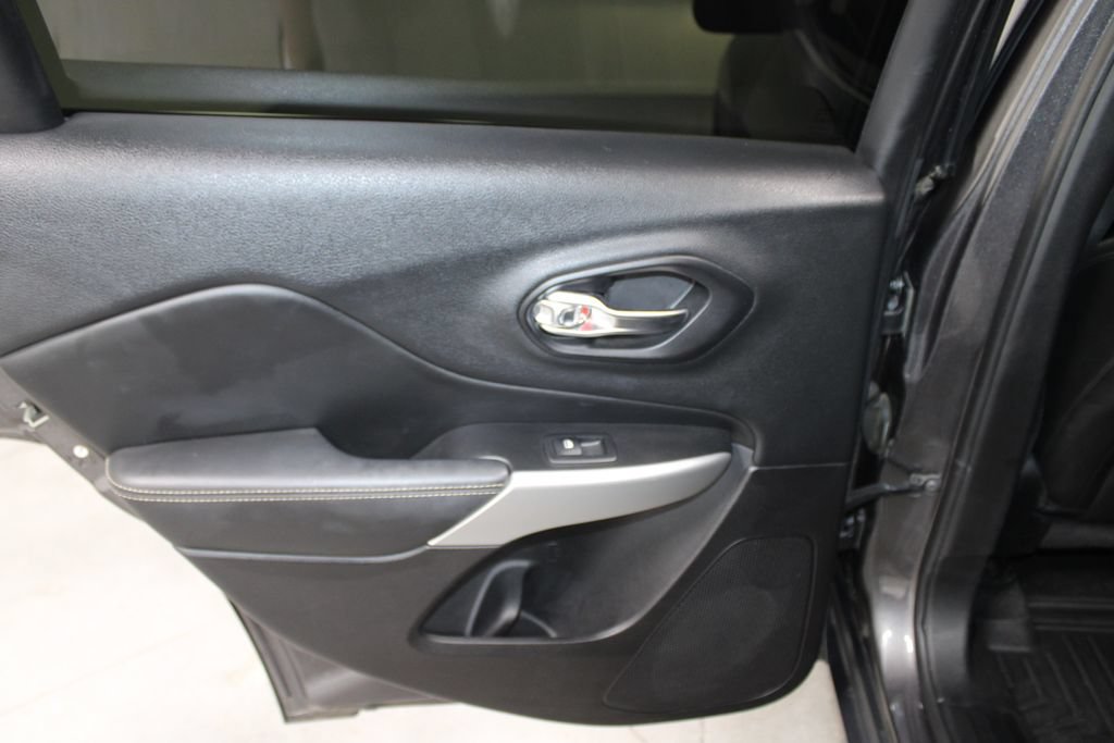 Used 2018 Jeep Cherokee Latitude Plus FWD image 21
