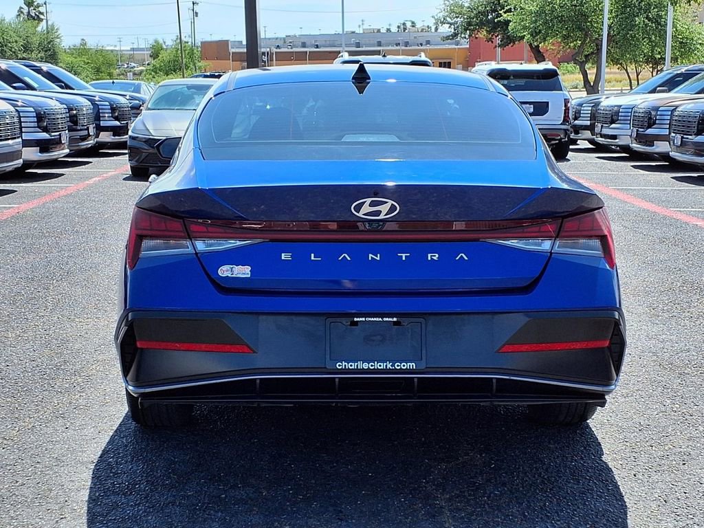Used 2024 Hyundai Elantra SEL w/ Convenience Package image 4