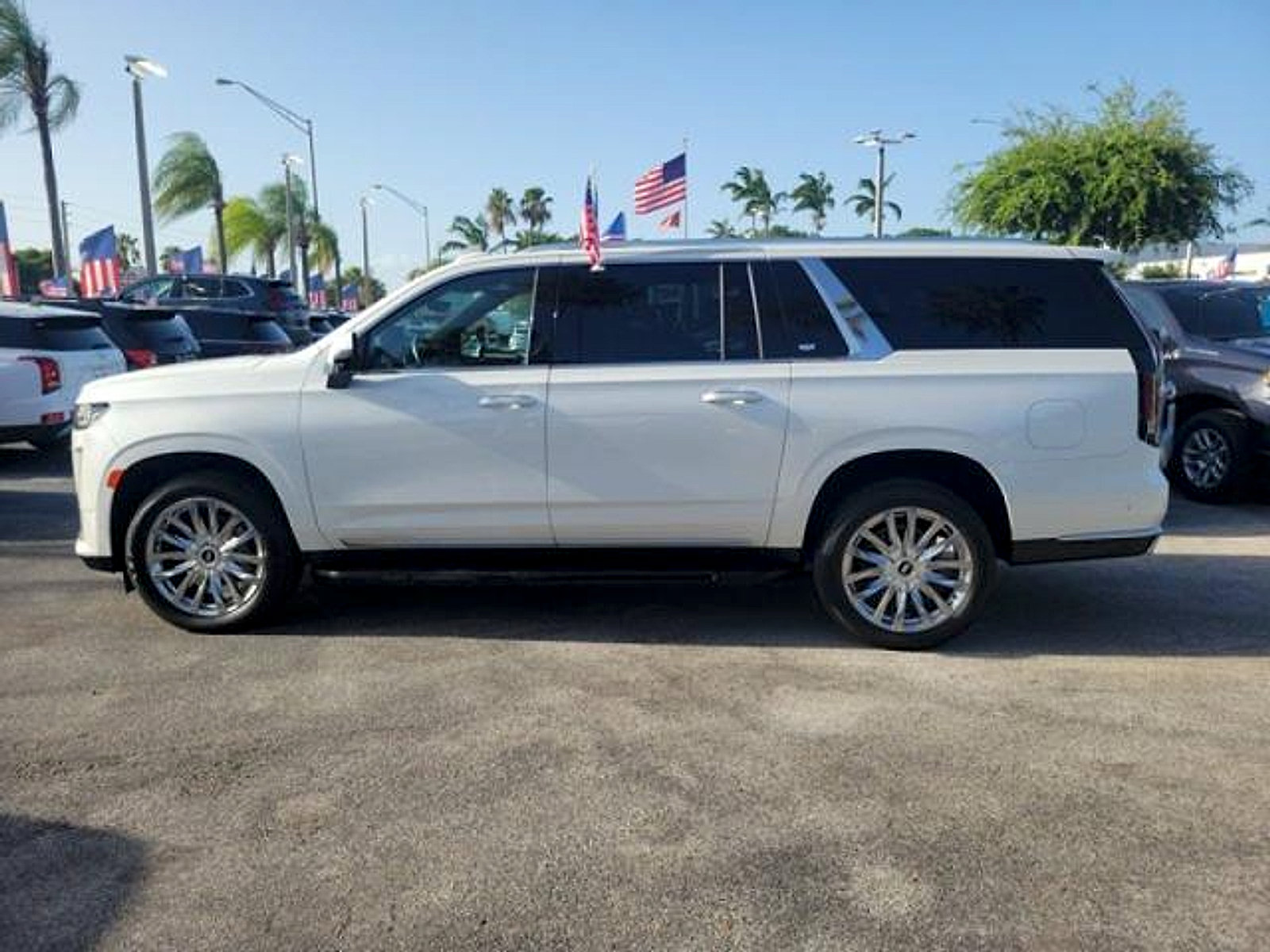 Used 2023 Cadillac Escalade ESV Premium Luxury w/ LPO, Floor Liner Package AWD/4WD image 4