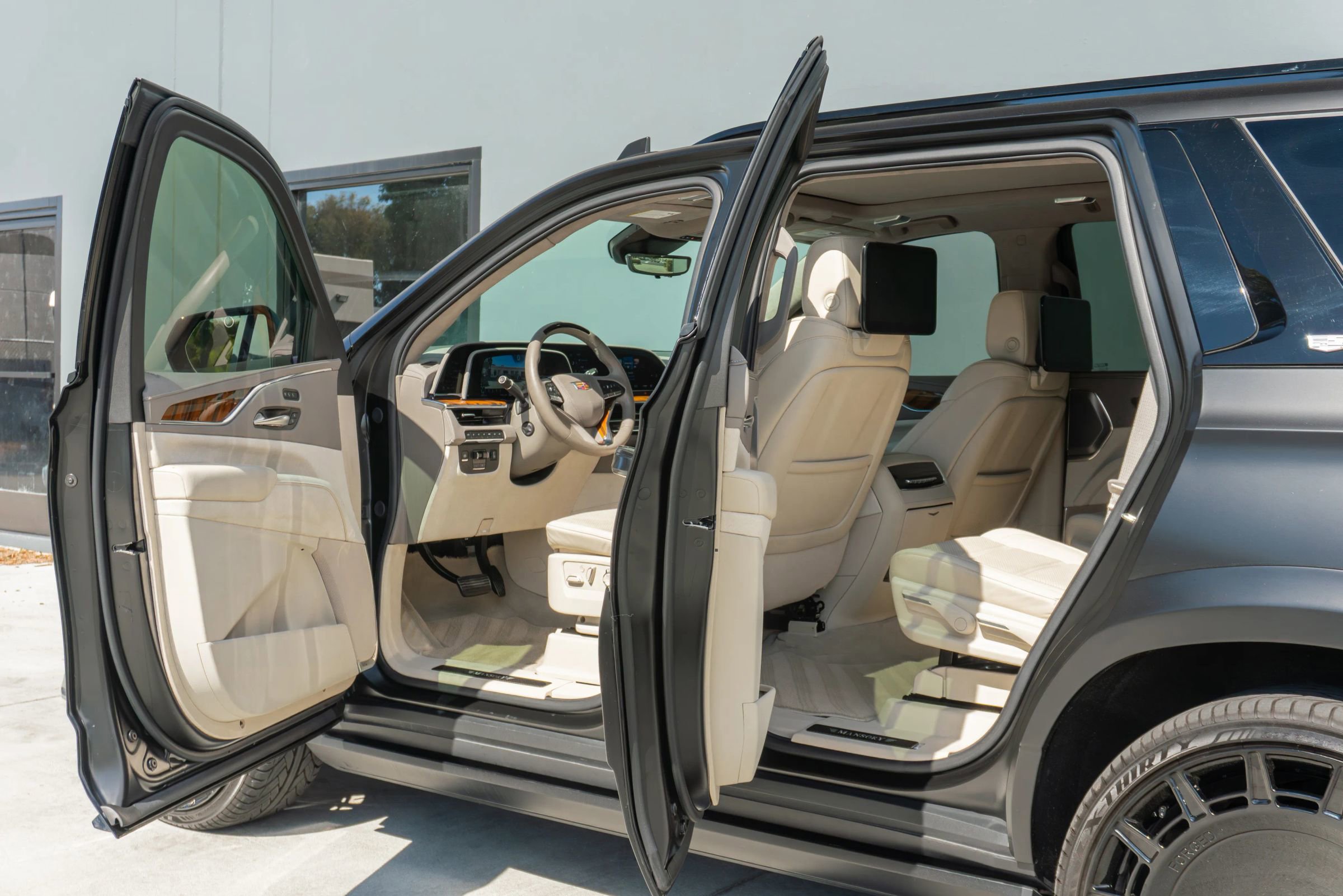 Used 2024 Cadillac Escalade Sport Platinum w/ LPO, ONYX Package image 50