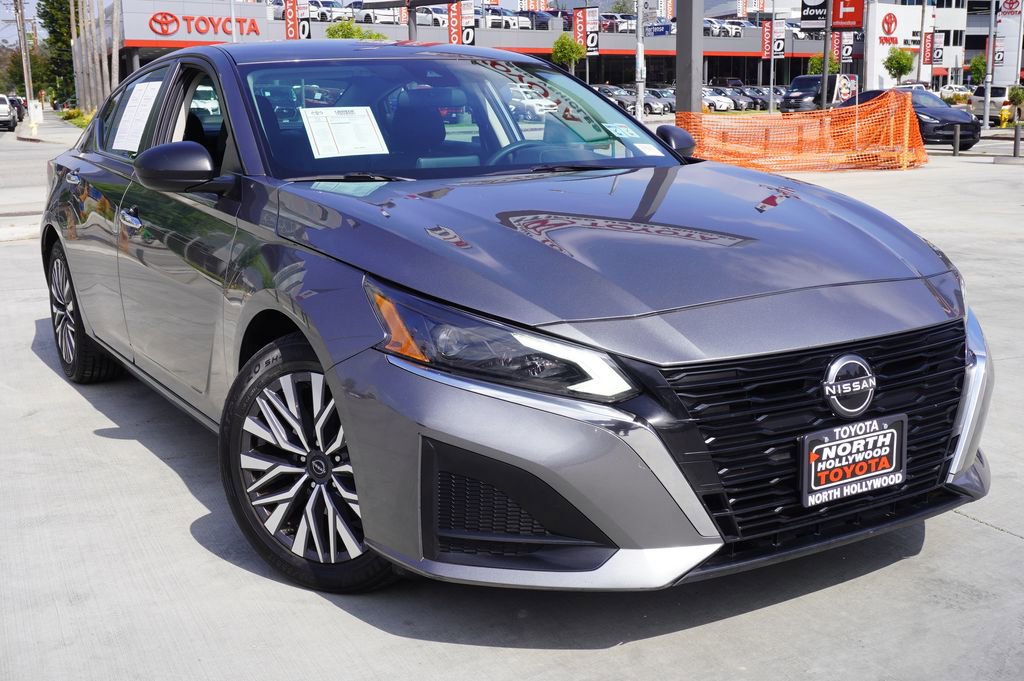 Used 2024 Nissan Altima 2.5 SV FWD image 2