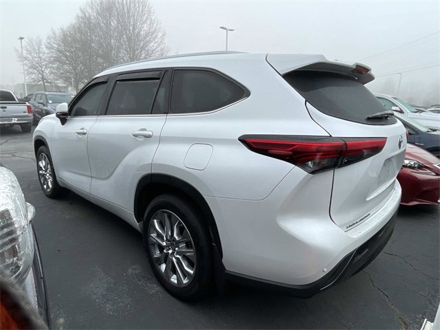 Used 2023 Toyota Highlander Limited image 2