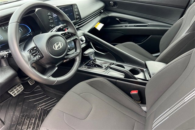 Used 2025 Hyundai Elantra Sport image 13