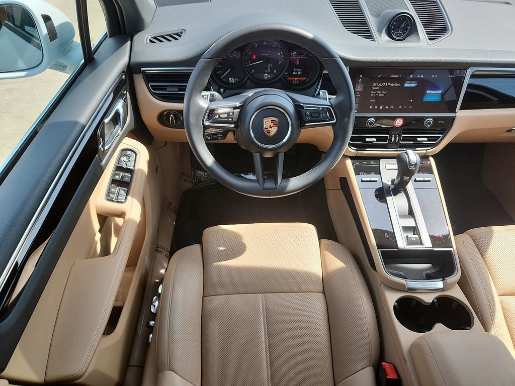 Certified 2025 Porsche Macan image 12
