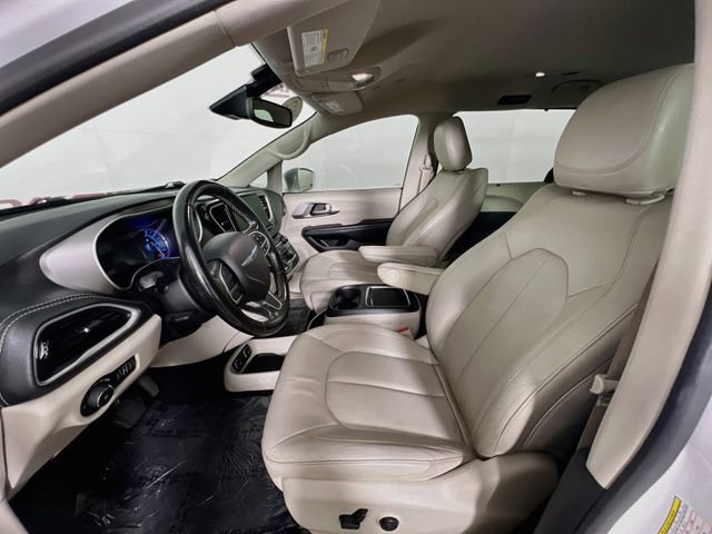 Used 2021 Chrysler Pacifica Touring-L FWD image 10