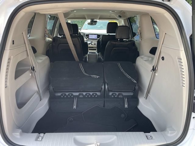 Used 2024 Chrysler Pacifica Touring-L FWD image 8