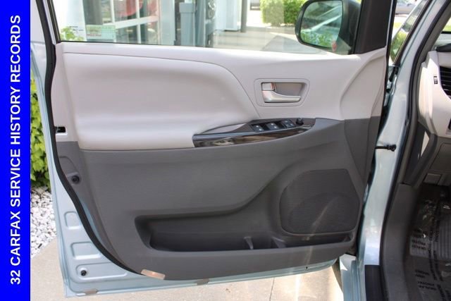 Used 2015 Toyota Sienna XLE FWD image 18