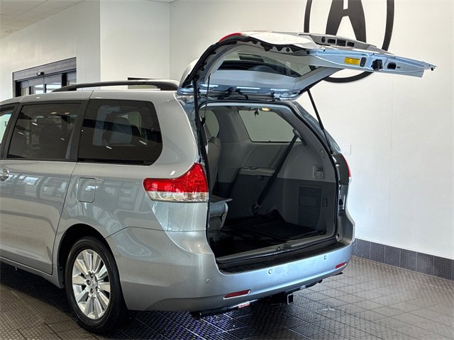 Used 2014 Toyota Sienna XLE image 25