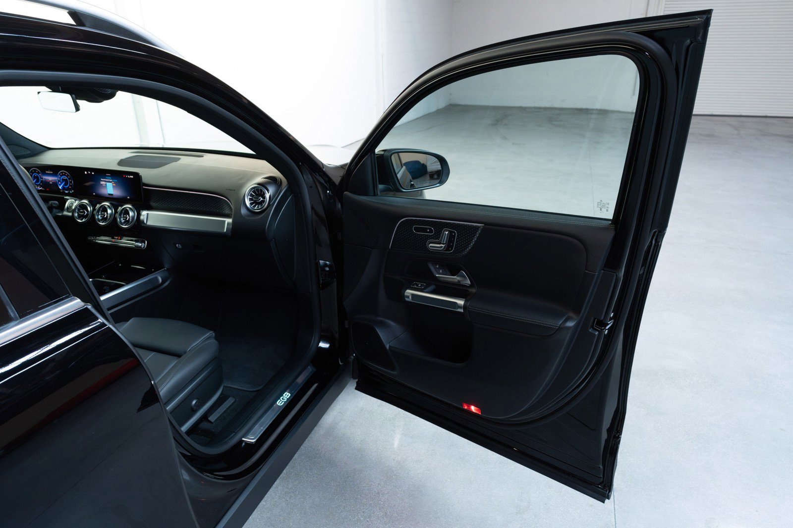 Used 2024 Mercedes-Benz EQB 300 4MATIC image 17