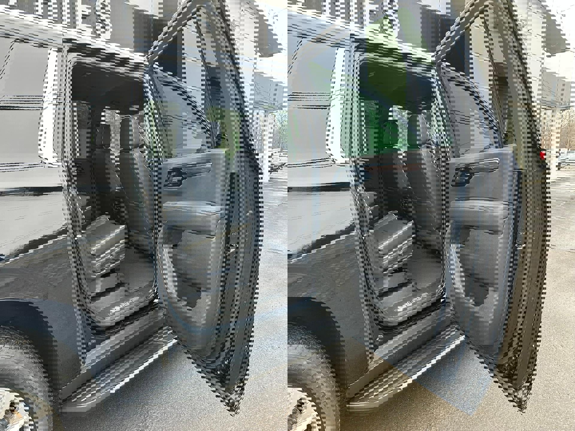 Certified 2025 Chevrolet Suburban Premier image 34