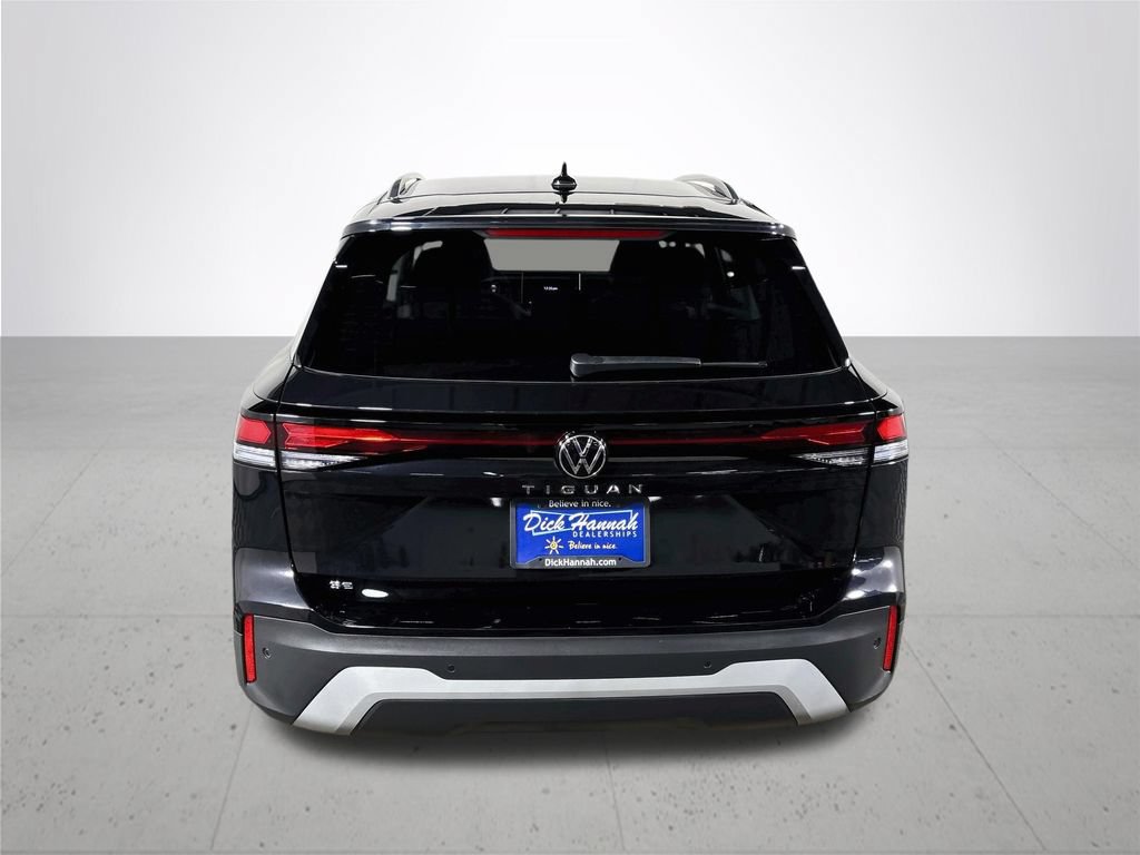 Certified 2025 Volkswagen Tiguan SE FWD image 8