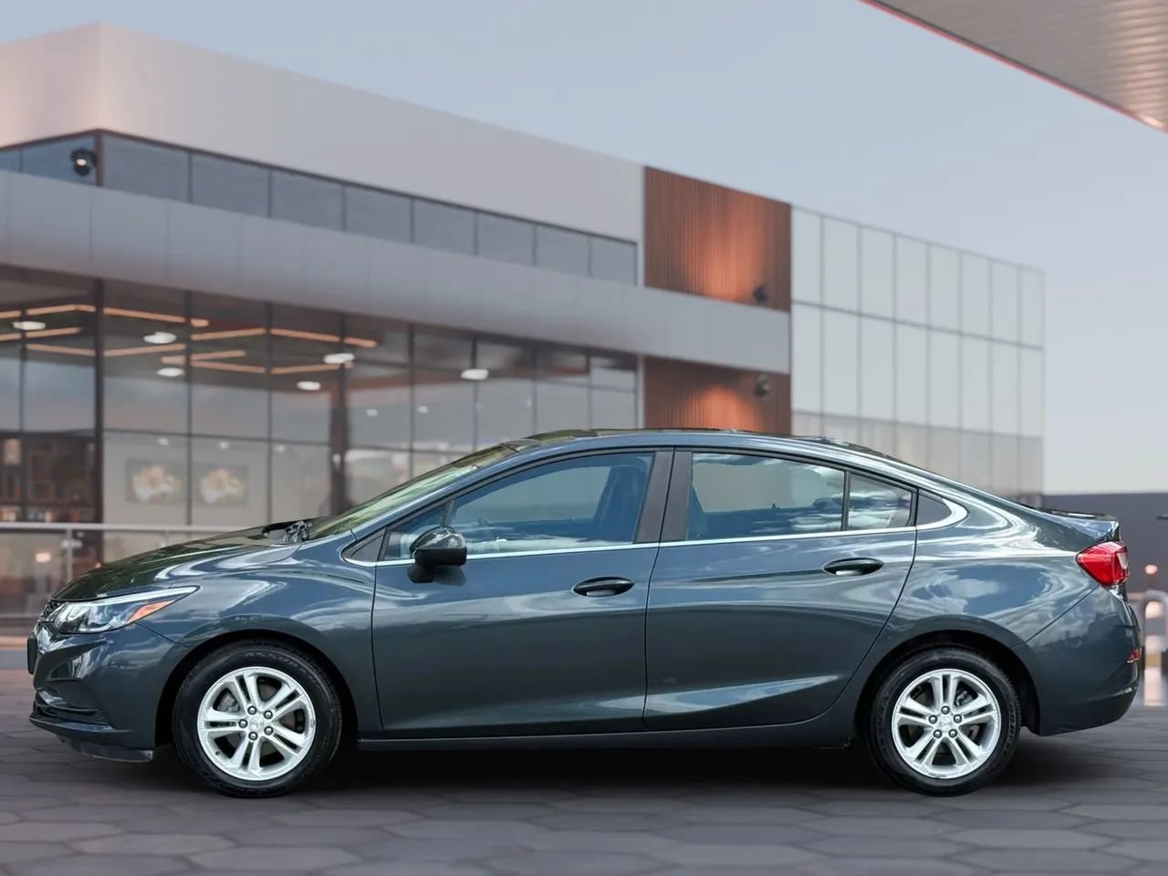 Used 2017 Chevrolet Cruze LT FWD image 3