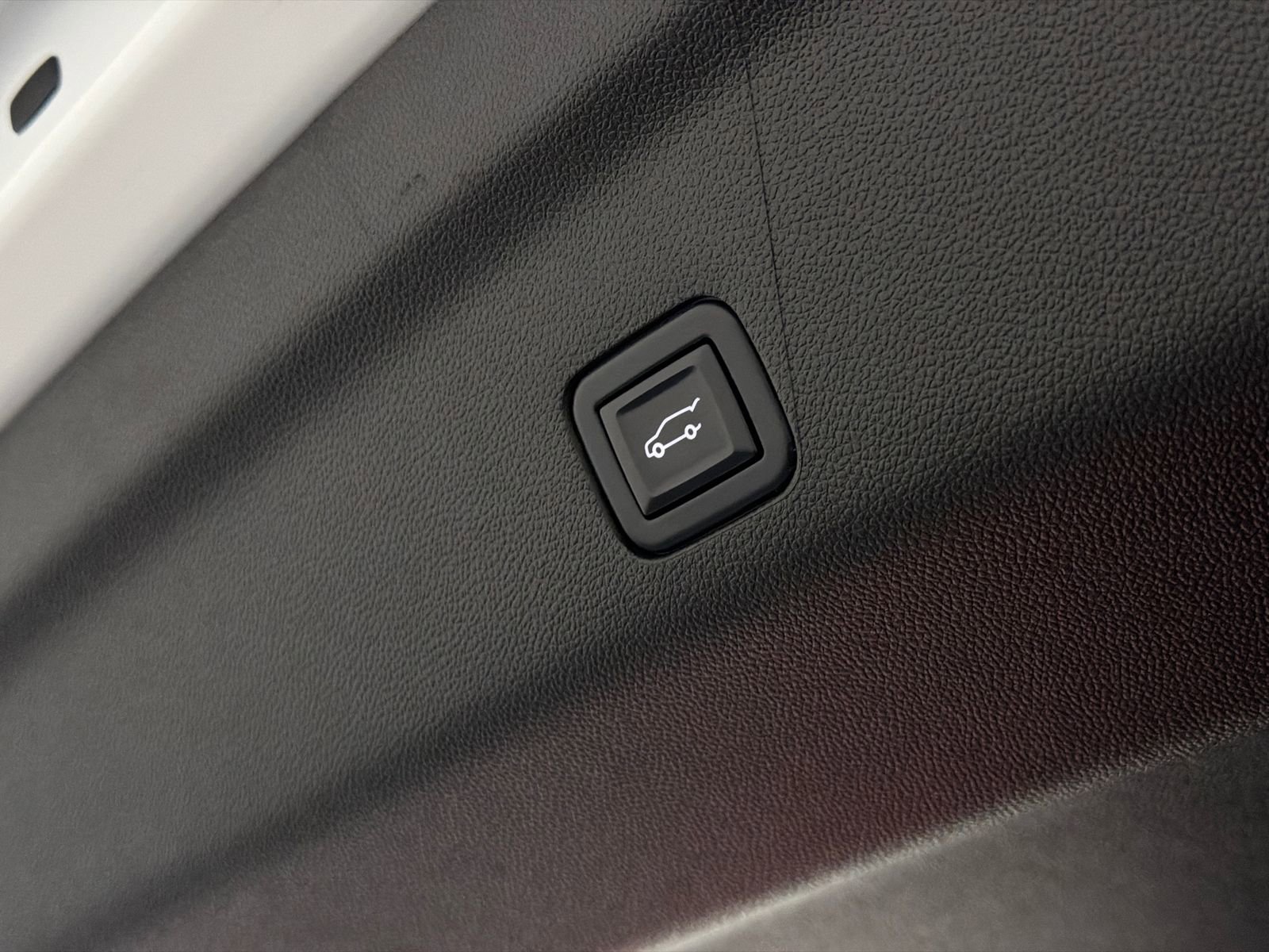 Used 2022 GMC Yukon XL Denali image 9