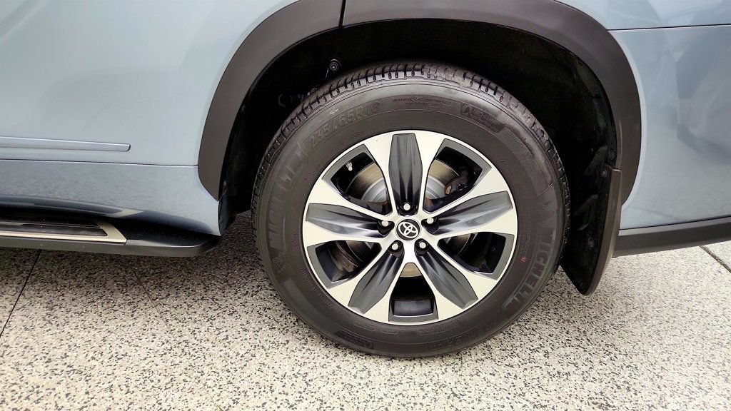 Used 2023 Toyota Highlander XLE AWD/4WD image 9