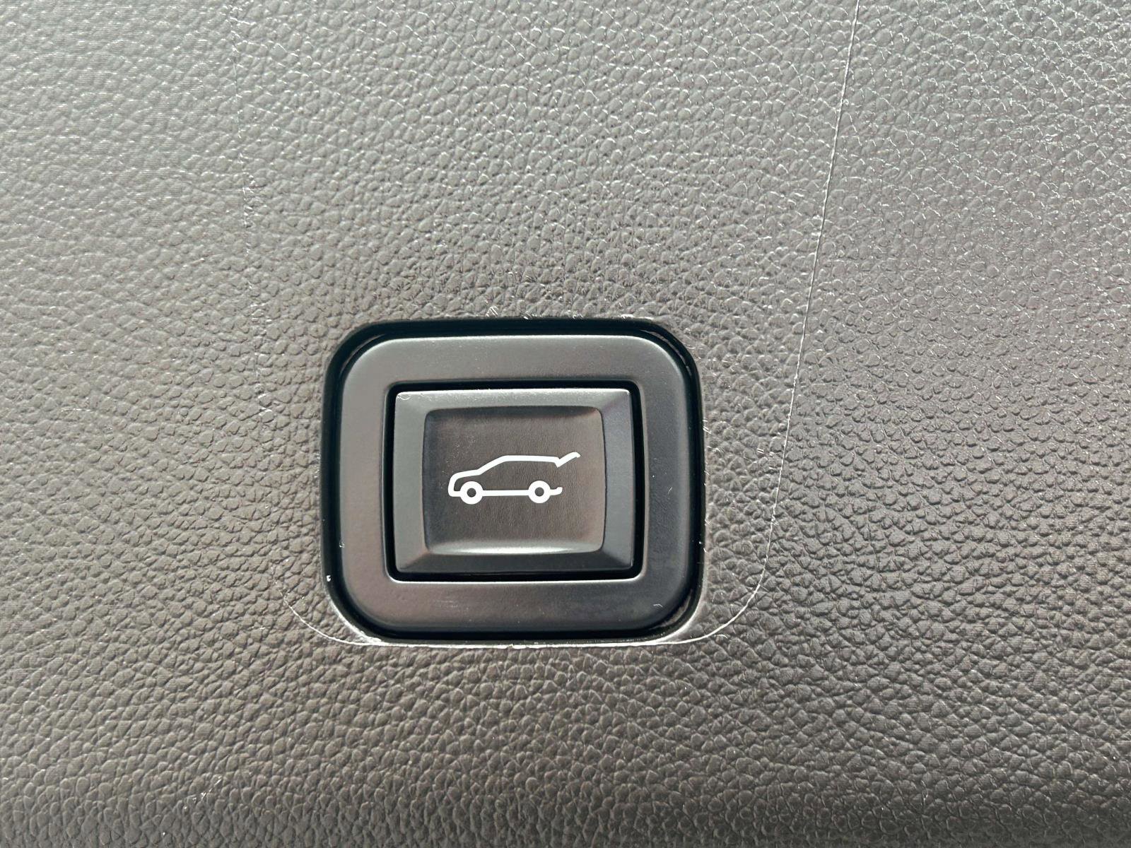 Used 2023 Chevrolet Traverse LT image 18