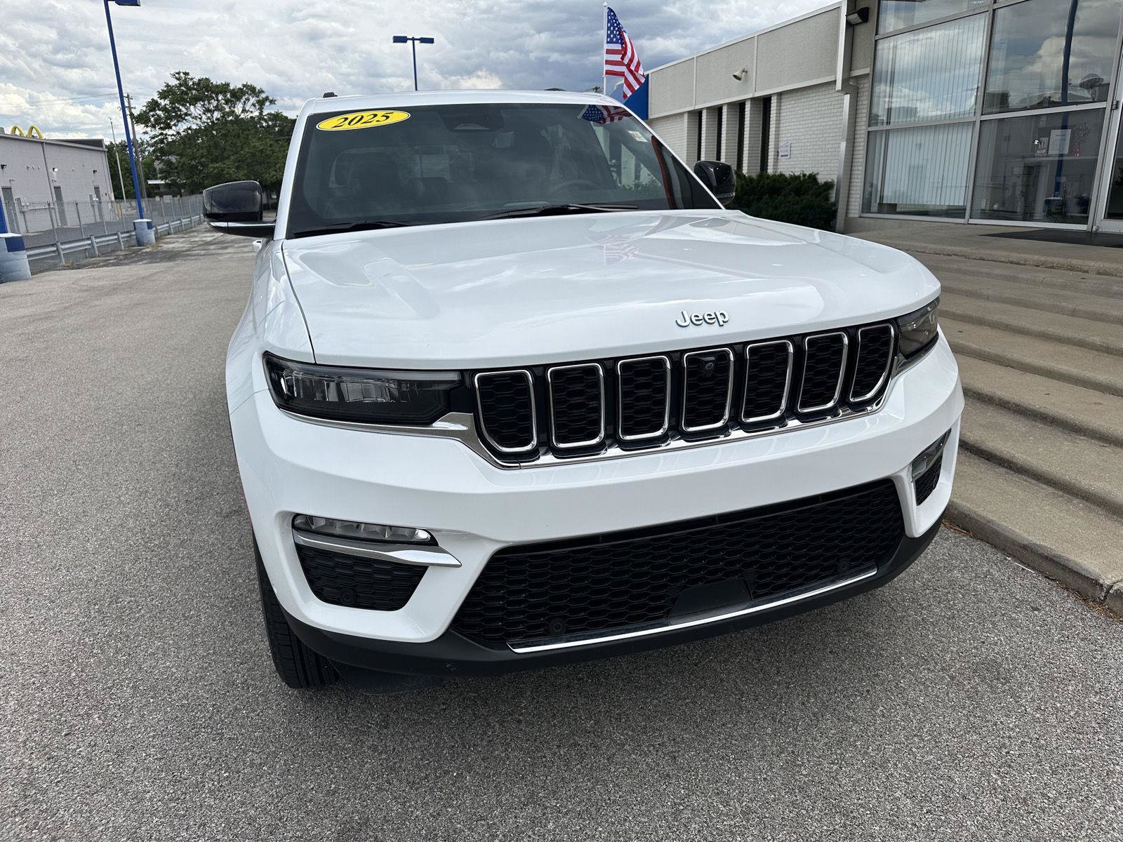 Used 2025 Jeep Grand Cherokee Limited 4xe w/ Luxury Tech Group II AWD/4WD image 4
