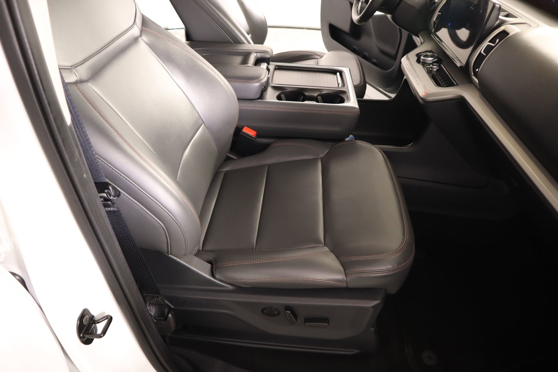 Used 2025 Ford Expedition Active image 14