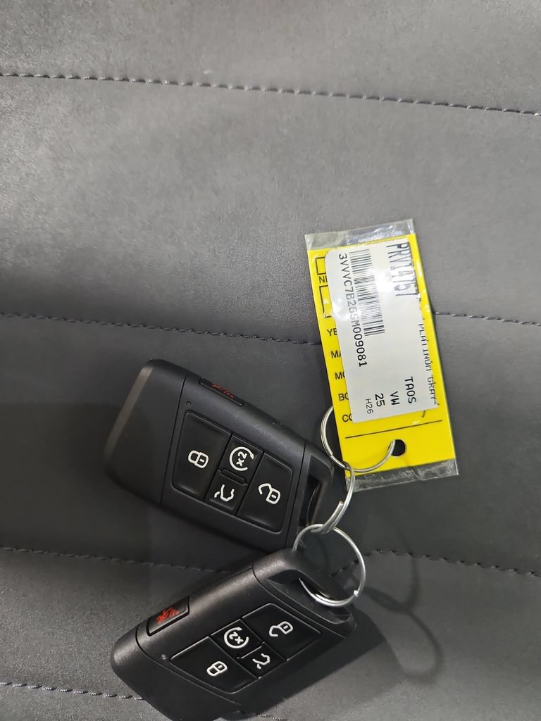 Used 2025 Volkswagen Taos SE w/ Panoramic Sunroof Package AWD/4WD image 30