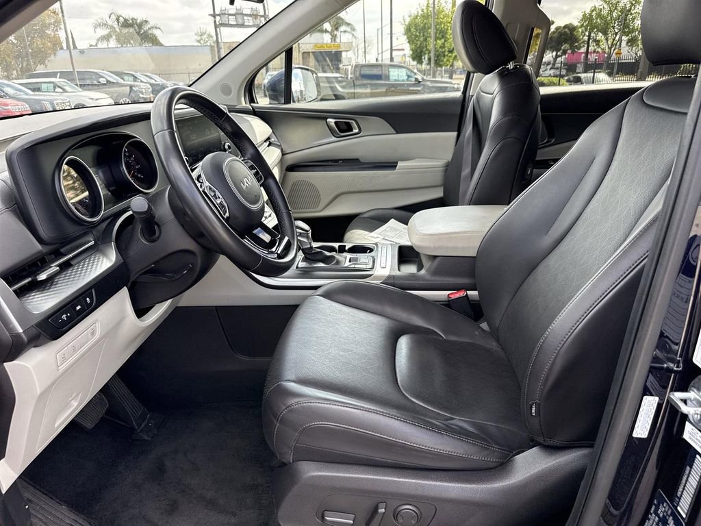 Used 2024 Kia Carnival LX image 17