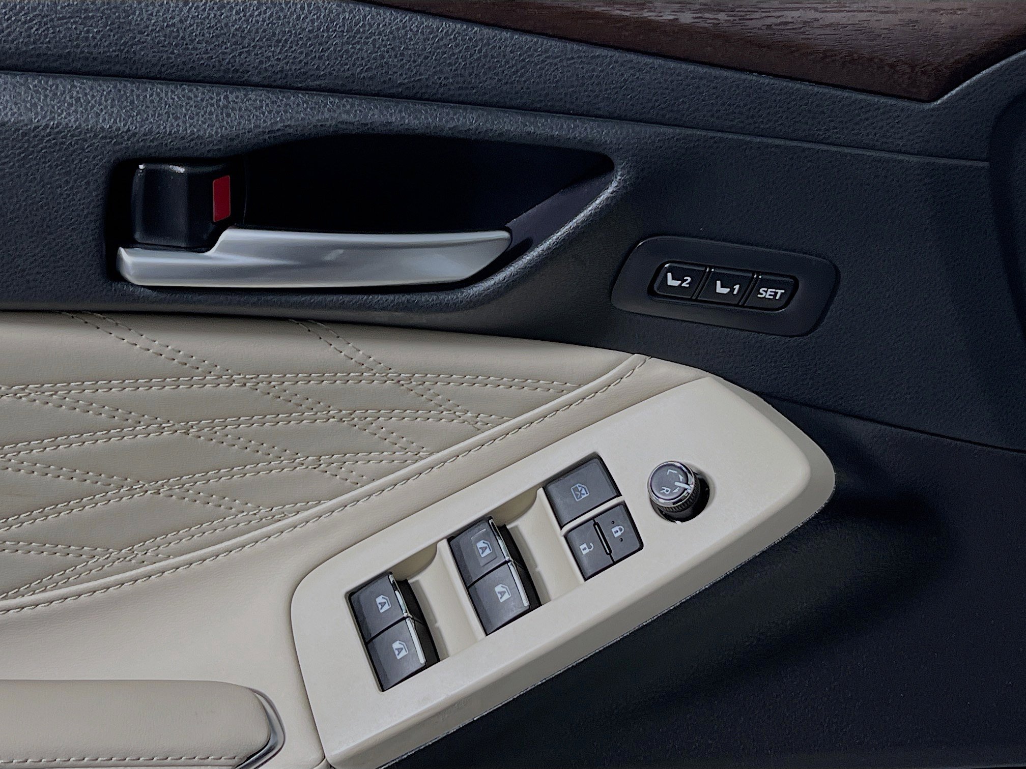 Used 2019 Toyota Avalon Limited image 17