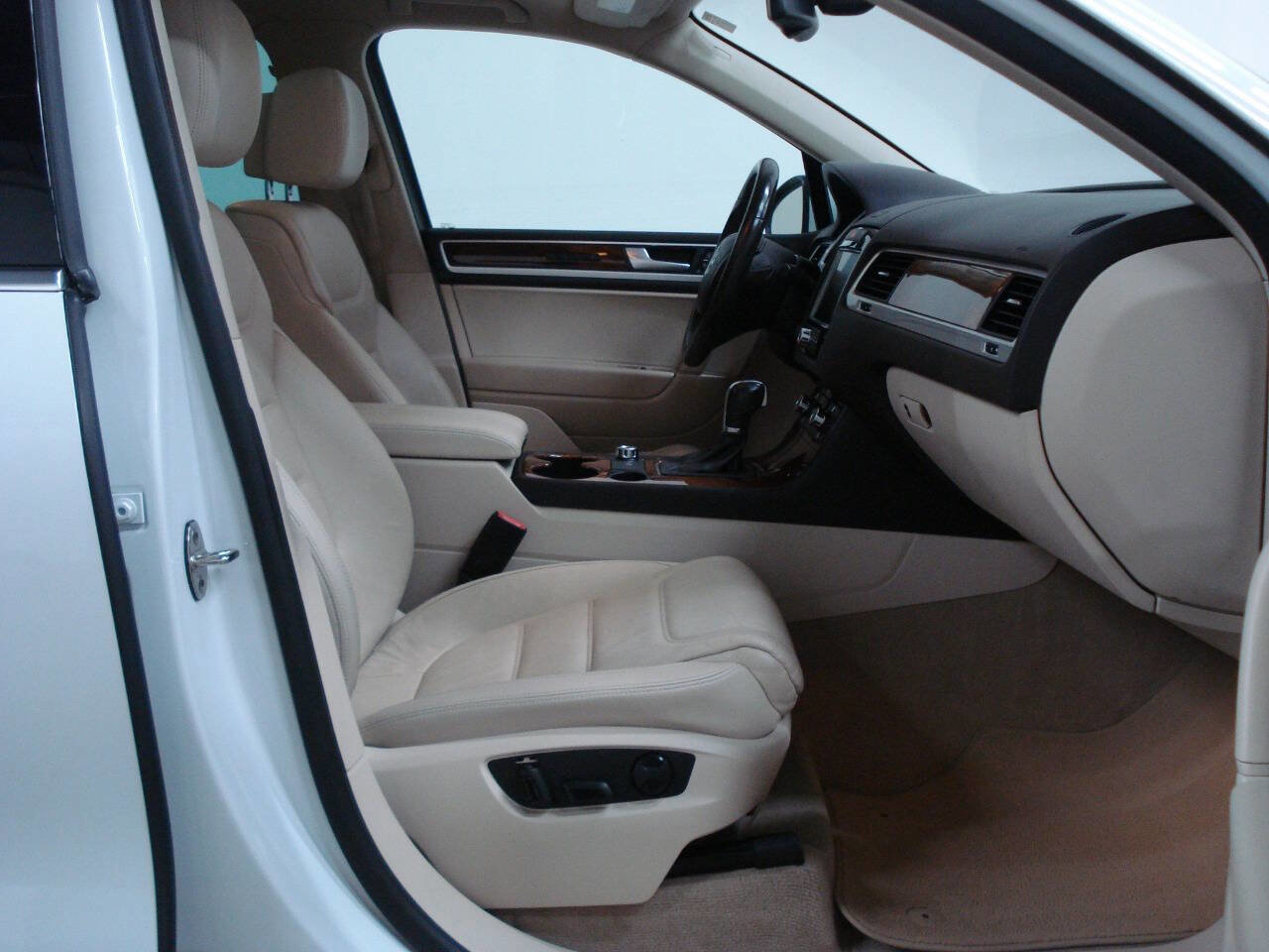 Used 2013 Volkswagen Touareg Sport image 36