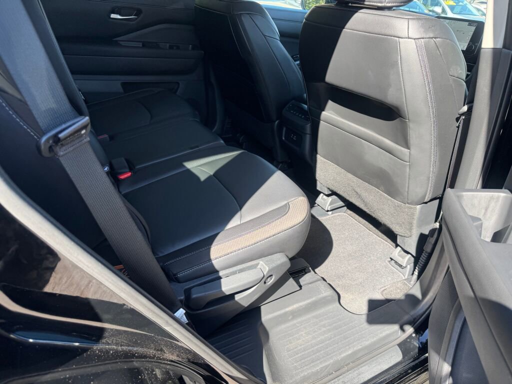 Used 2024 Nissan Pathfinder SL image 18