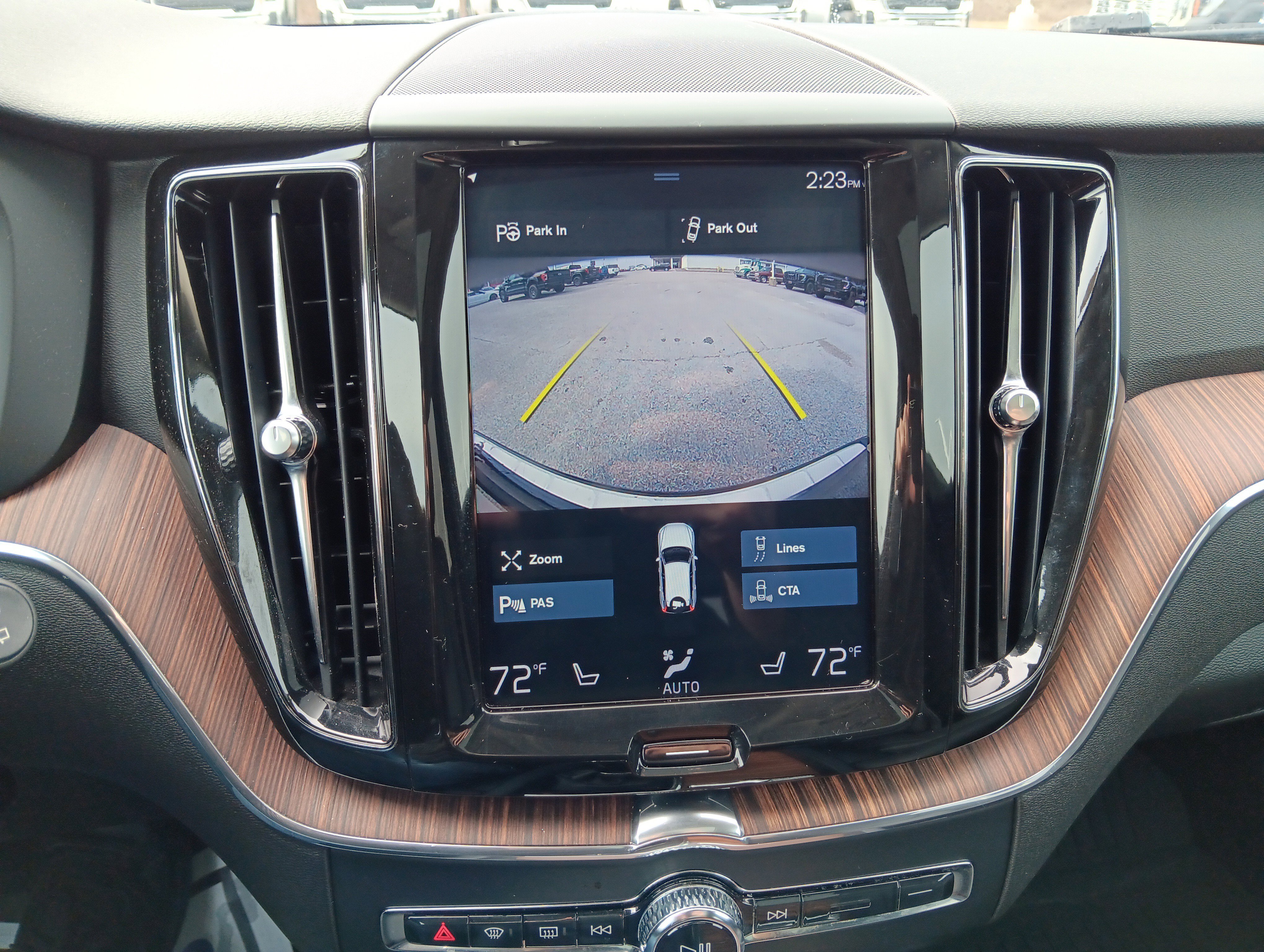 Used 2019 Volvo XC60 T5 Momentum w/ Premium Package image 16