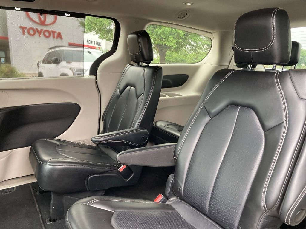 Used 2023 Chrysler Pacifica Touring-L image 10