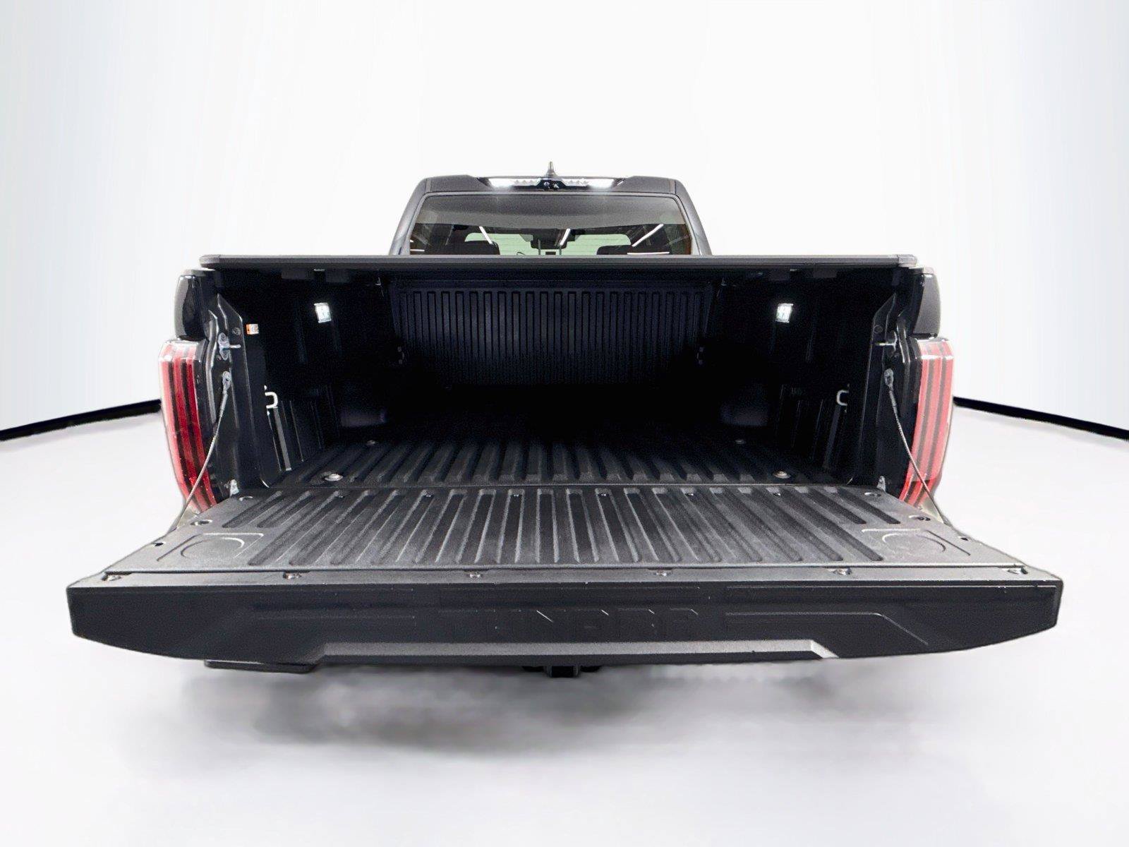 Used 2025 Toyota Tundra Limited AWD/4WD image 40