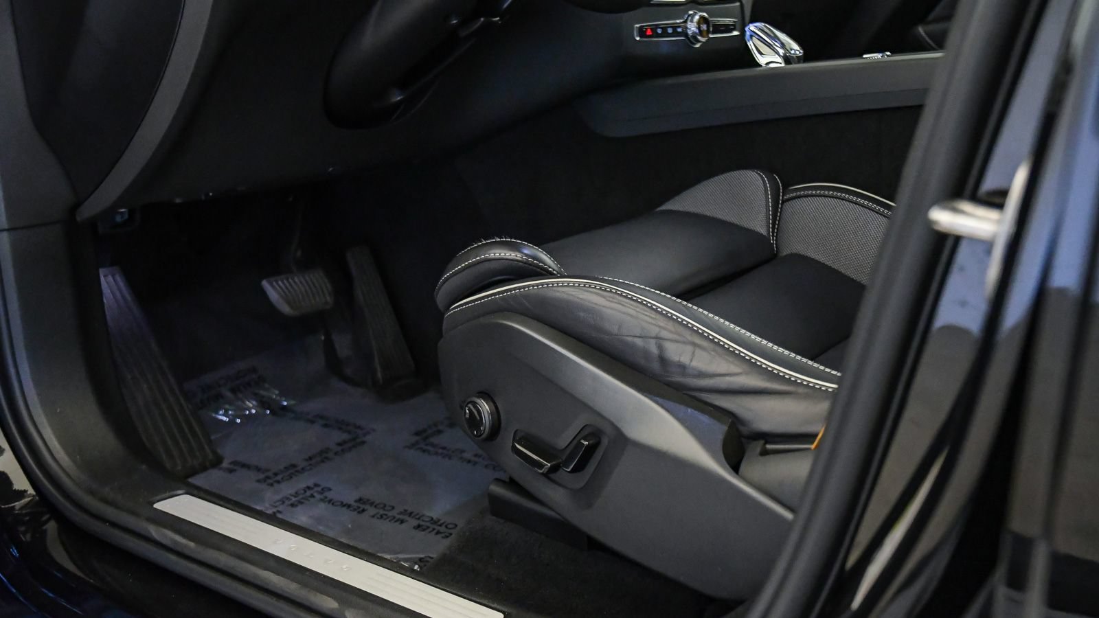 Certified 2024 Volvo XC60 T8 Polestar AWD/4WD image 31