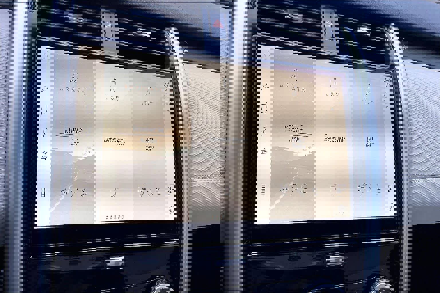 Used 2023 Land Rover Discovery Metropolitan Edition AWD/4WD image 32