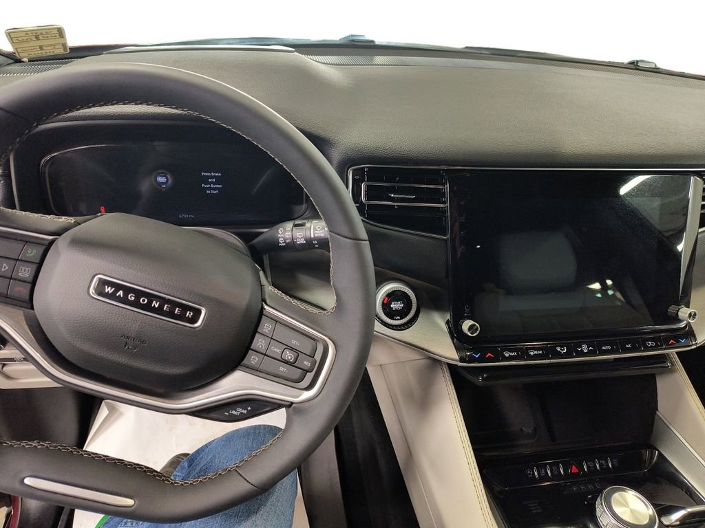 Used 2025 Jeep Wagoneer L Series III AWD/4WD image 12
