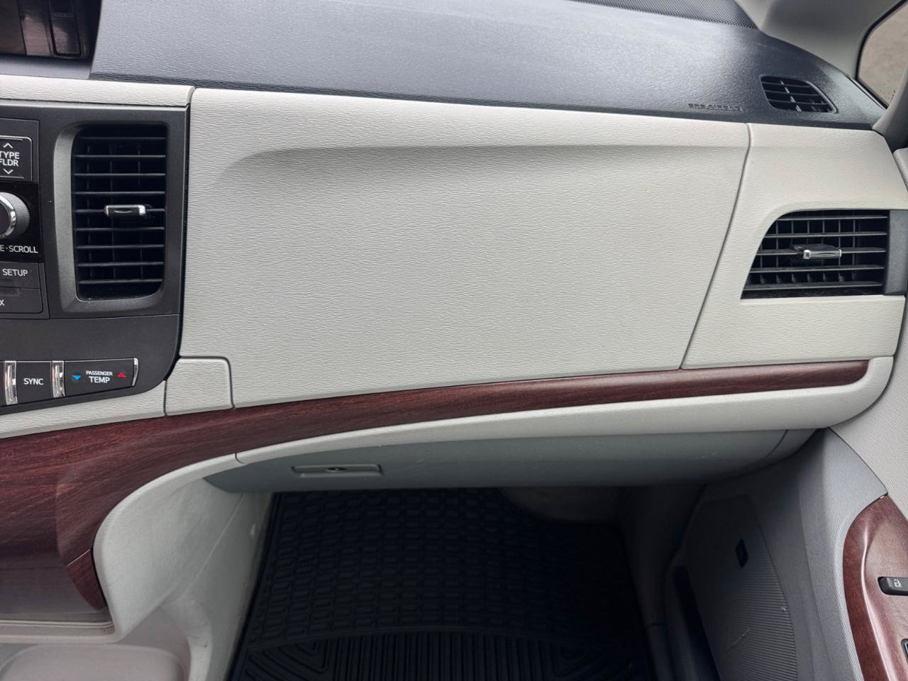 Used 2014 Toyota Sienna Limited w/ Limited Convenience Package FWD image 23