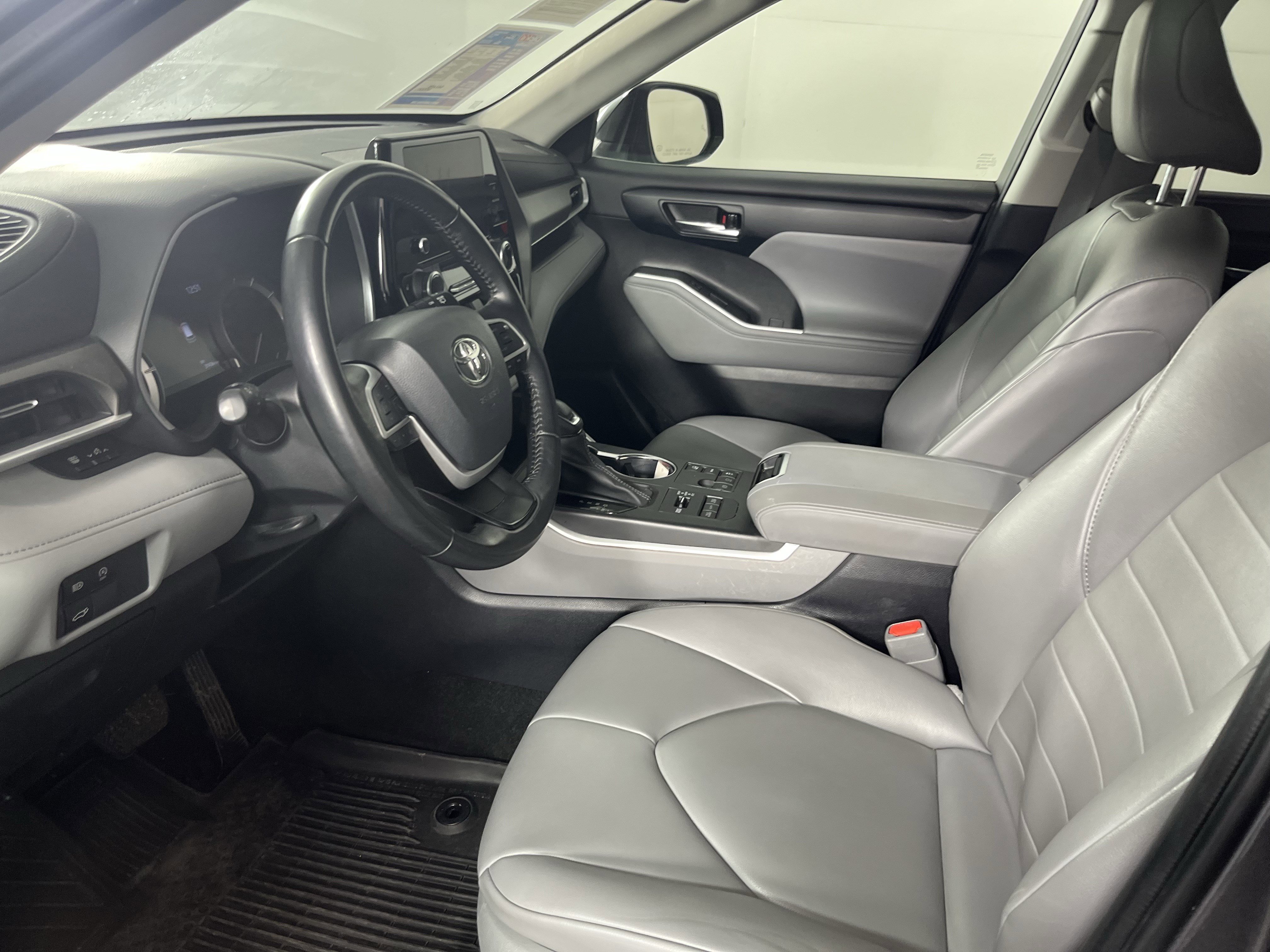 Used 2023 Toyota Highlander XLE image 10