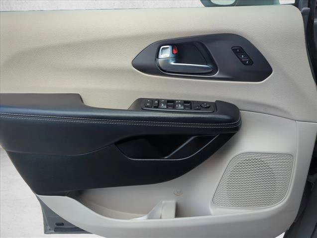 Used 2023 Chrysler Pacifica Touring-L FWD image 26