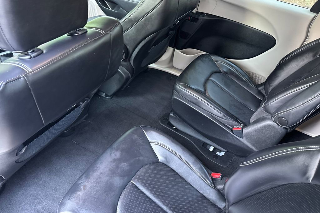 Used 2023 Chrysler Pacifica Touring-L image 11