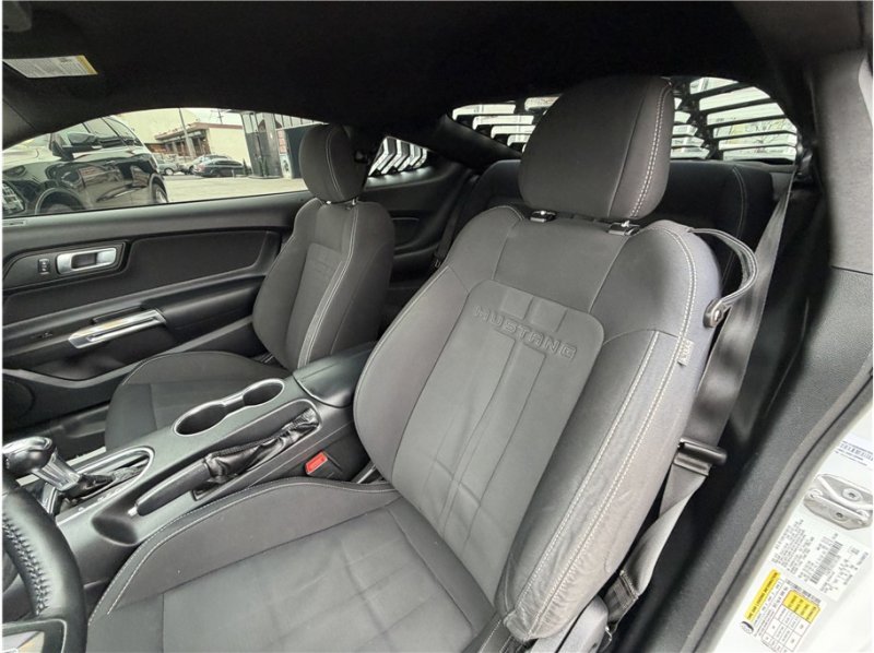 Used 2018 Ford Mustang Coupe RWD image 17