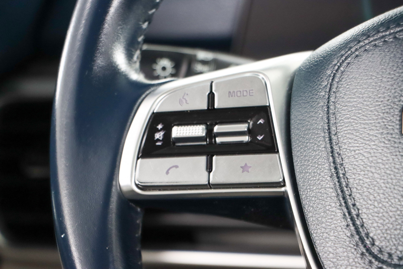 Used 2024 Kia Telluride EX w/ EX Captain's Chair Package image 13