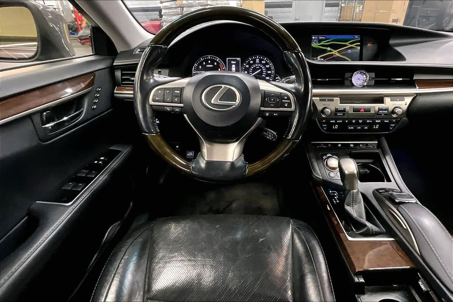 Used 2016 Lexus ES 300h w/ Luxury Package w/Wood Trim FWD image 5