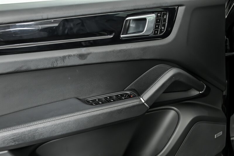 Used 2020 Porsche Cayenne AWD/4WD image 13